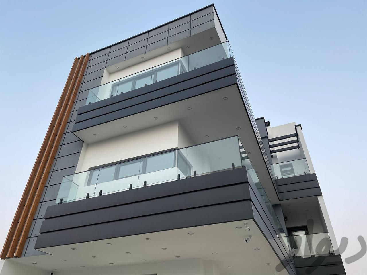 ویلا تریبلکس استخردار نما مدرن در خط دریا